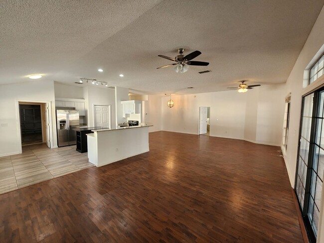 Foto del edificio - Beautiful 4 bedroom 2 bath Home