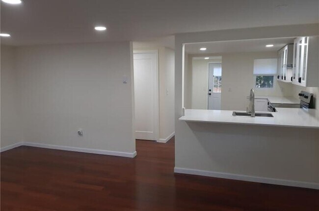Building Photo - Charming Retreat: Fully Remodeled 3 Bed, 2...
