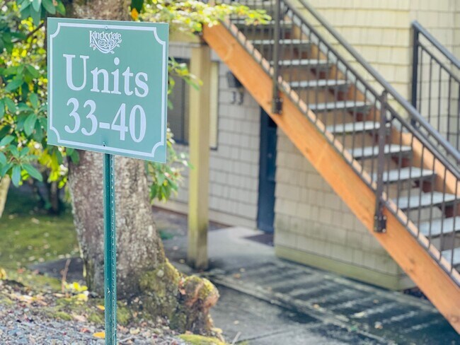Building Photo - *$800 off first full month of rent!* Beaut...