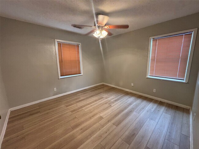 Foto del edificio - 5501 Menard Ave