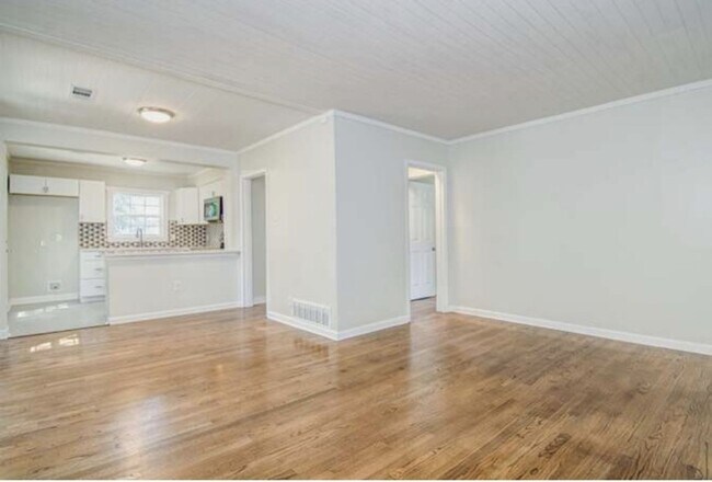 Foto del edificio - Stunning Newly Renovated Home Available fo...