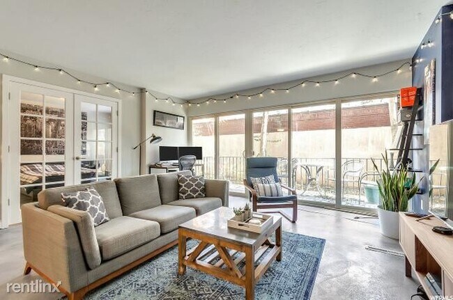 Building Photo - 1 br, 1 bath  - 143 E 1st Ave Apt 204