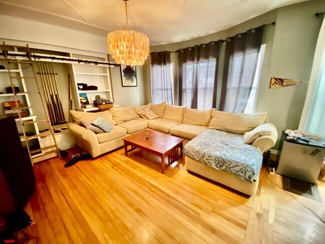 Building Photo - Amazing 5BD/3BA House in Uptown! New kitch...