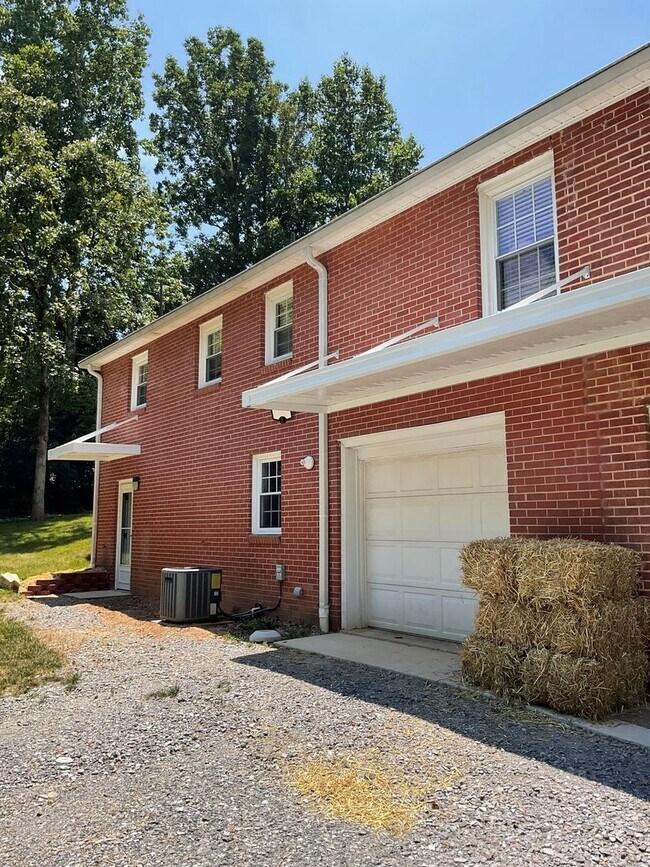 Building Photo - Coming Soon!! Newly Renovated 3 Bedroom 2 ...