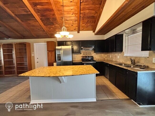 Building Photo - 413 Rambling Dr, Canyon Lake, TX, 78133
