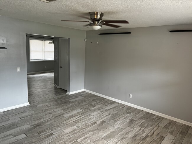 Building Photo - 1042 Live Oak Dr