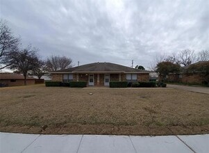 Building Photo - 110 N W Pk Dr