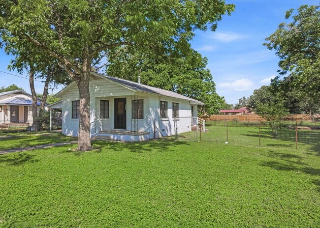 Foto del edificio - "Charming 2-Bedroom Retreat with Full Bath in the Heart of Castroville!"
