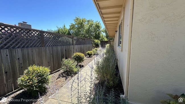 Building Photo - Desirable 3bd/2ba House in 55+ Community!