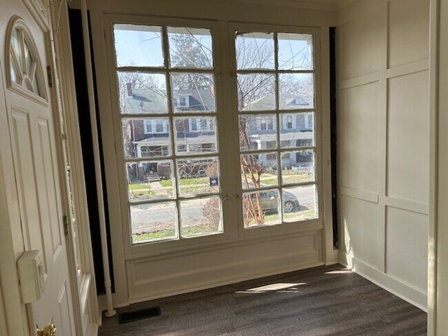 Building Photo - 3 Bedrooms 1 Bathroom Single Family Home W...