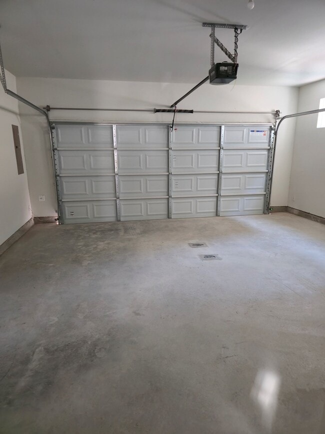 Foto del edificio - 808 Meadowcrest Dr
