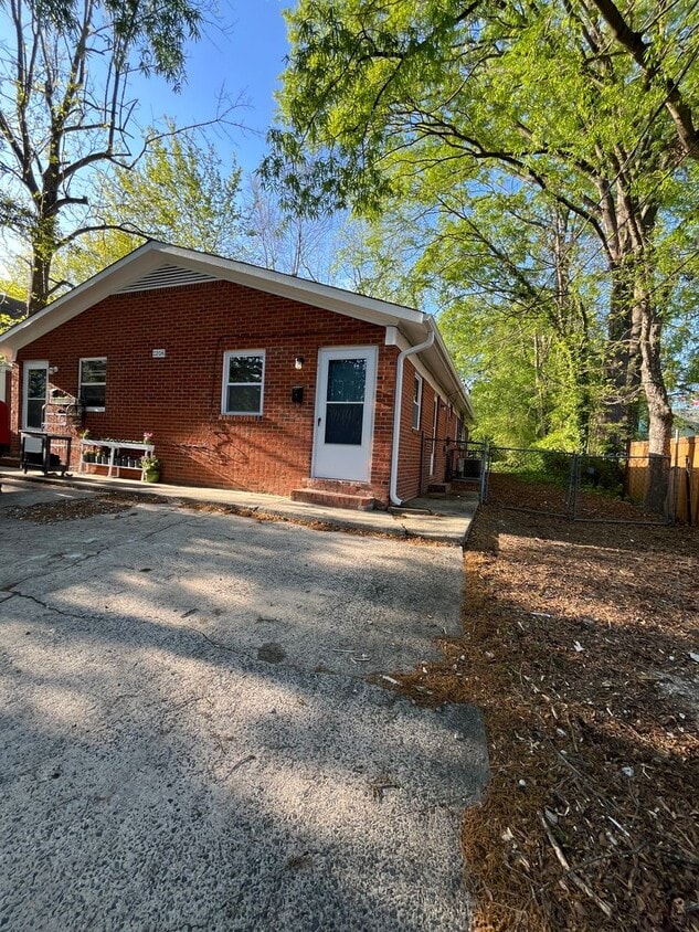 2206 W Knox St Unit RS, Durham, NC 27705 Room for Rent in Durham, NC