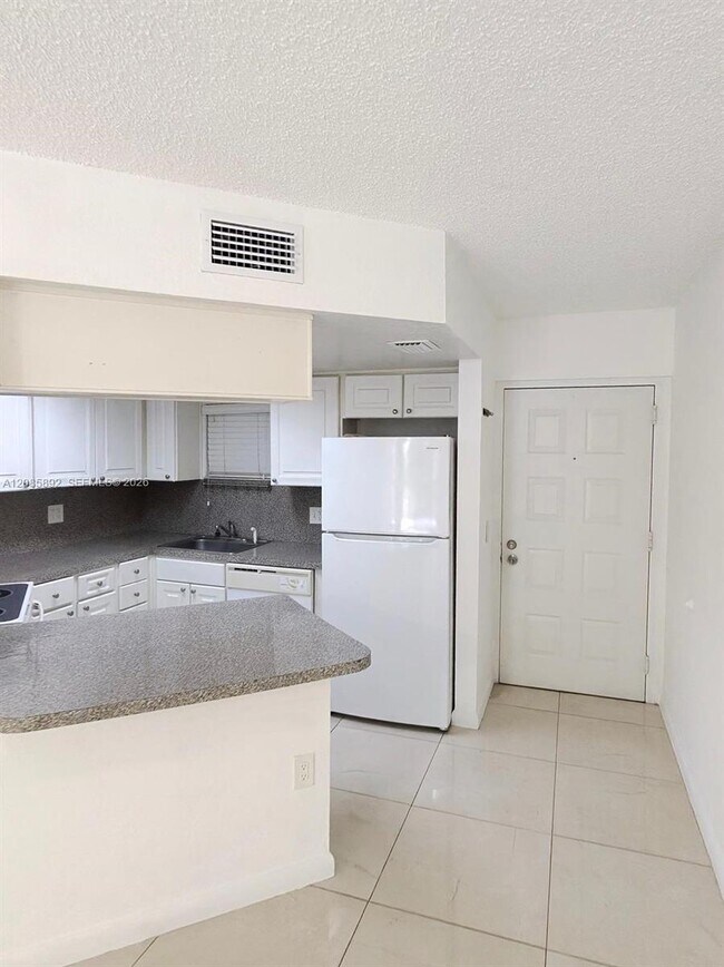 Foto del edificio - 8245 Lake Dr