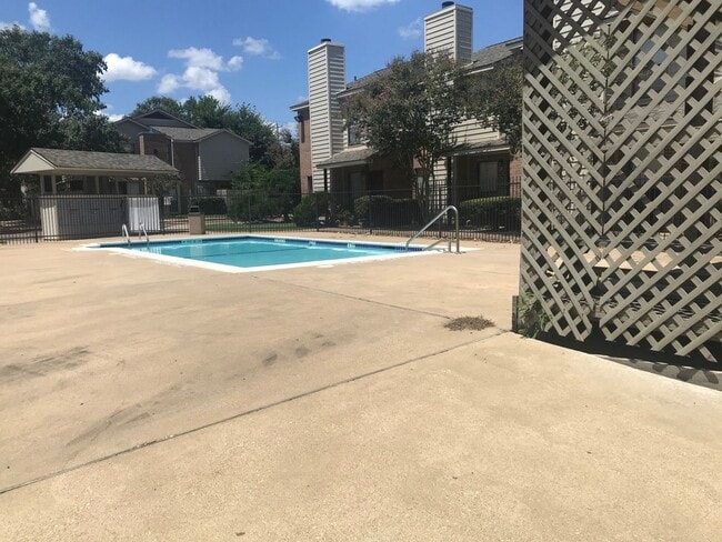 Building Photo - 2BD/2.5BA Condo | TAMU Bus Route | Private Yard | Pet Friendly