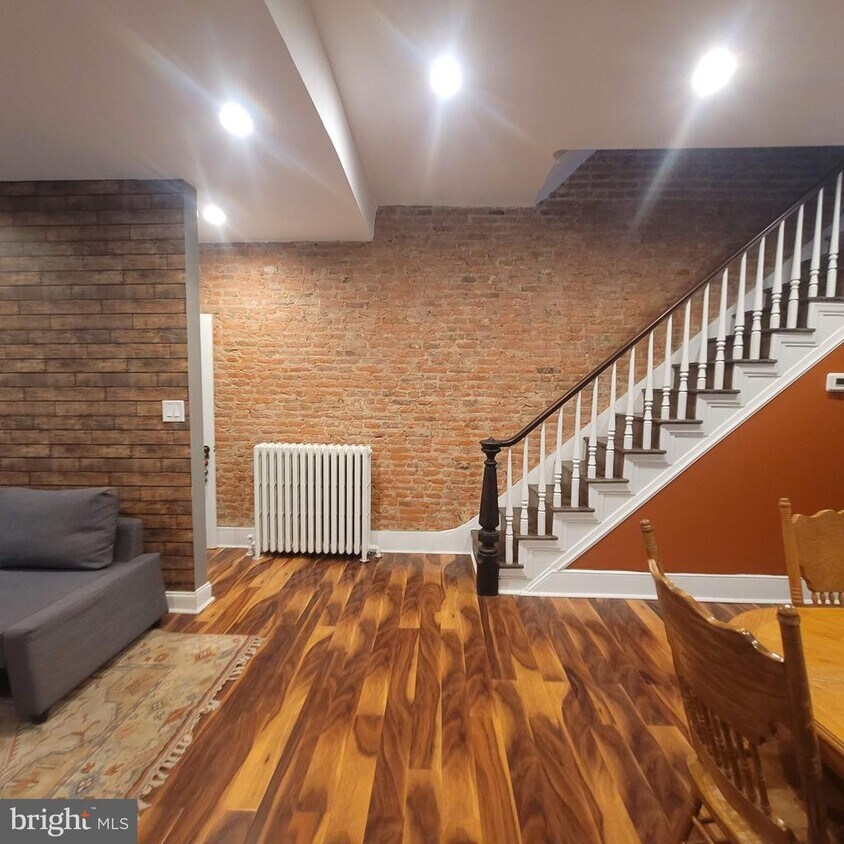 Primary Photo - 2431 W Jefferson St