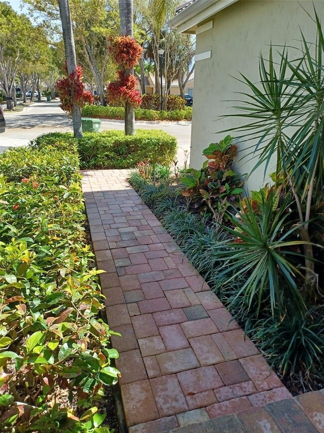 Foto del edificio - 4000 Pine Ridge Ln