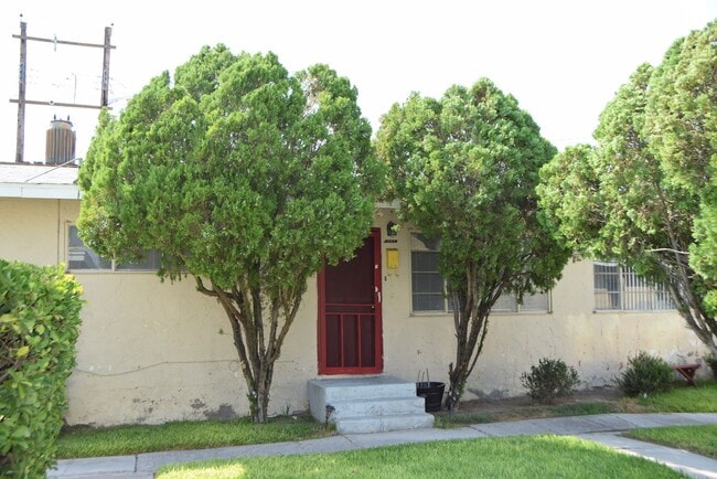 Building Photo - 1 BEDROOM WITH GRASS COURTYARD