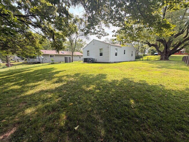 Building Photo - Charming 3-Bedroom  1-bath Kansas City Home with Beautiful Hardwood Floors!