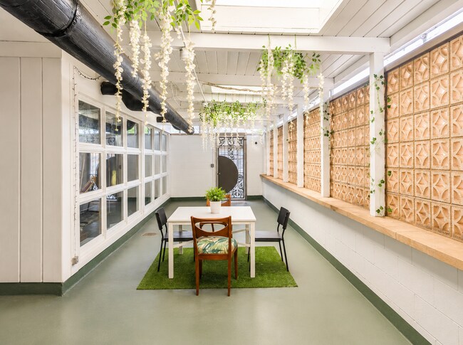 Foto del edificio - 5744 N Milwaukee Ave