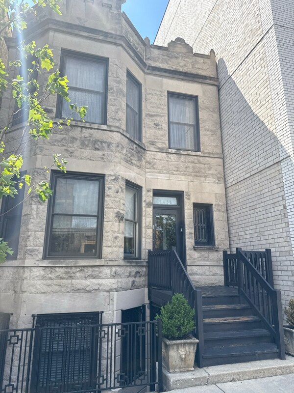 Foto principal - 2038 N Damen Ave
