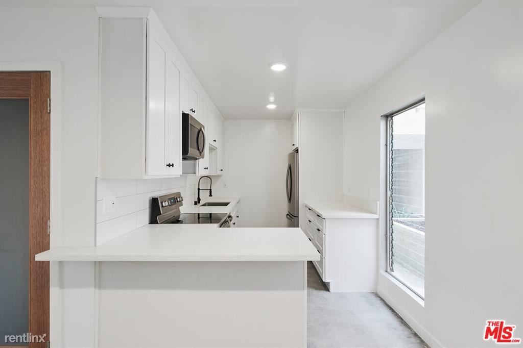 Primary Photo - 305 San Vicente Blvd