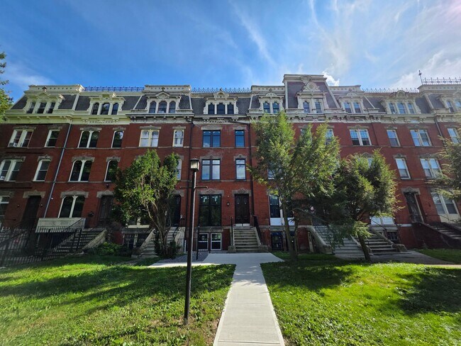 Foto del edificio - Newly Renovated 2 Bedroom Apartment *MOVE-IN SPECIAL*