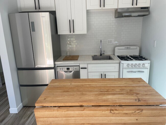 Kitchen, with cutting block island - 952 Indiana Ave