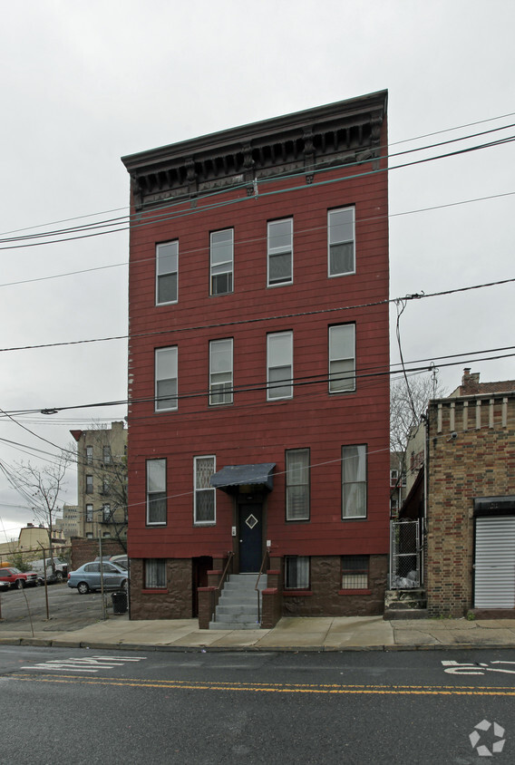 Building Photo - 153 Academy St