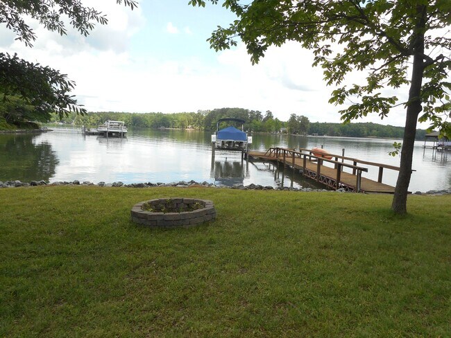 Foto del edificio - Lake Front 2-Bedroom Home on Beautiful Lake Wylie with a Dock and Boat Lift