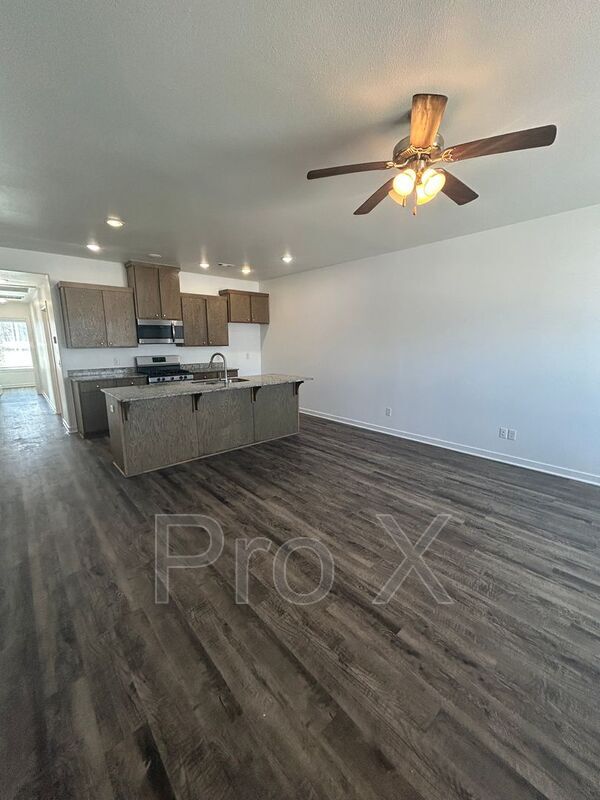 Foto del edificio - 644 Hidden Springs Dr