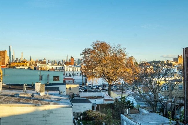 Building Photo - 541 42nd St