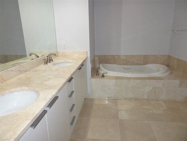Foto del edificio - 3 br, 3 bath Condo - 15051 Royal Oaks Ln A...