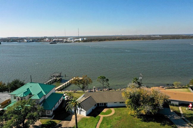 Building Photo - 1305 Harbor View Dr