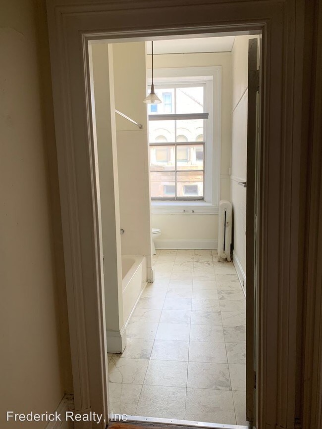 Foto del edificio - 932 N Charles St