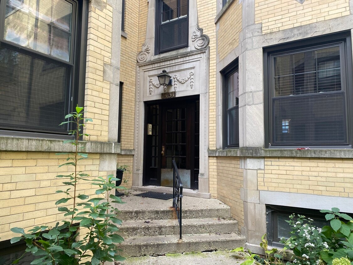 Primary Photo - 1431 W Summerdale Ave