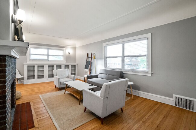 Foto del edificio - 2863 N Frederick Ave