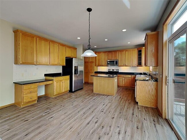 Foto del edificio - 2135 Lake Lucy Rd