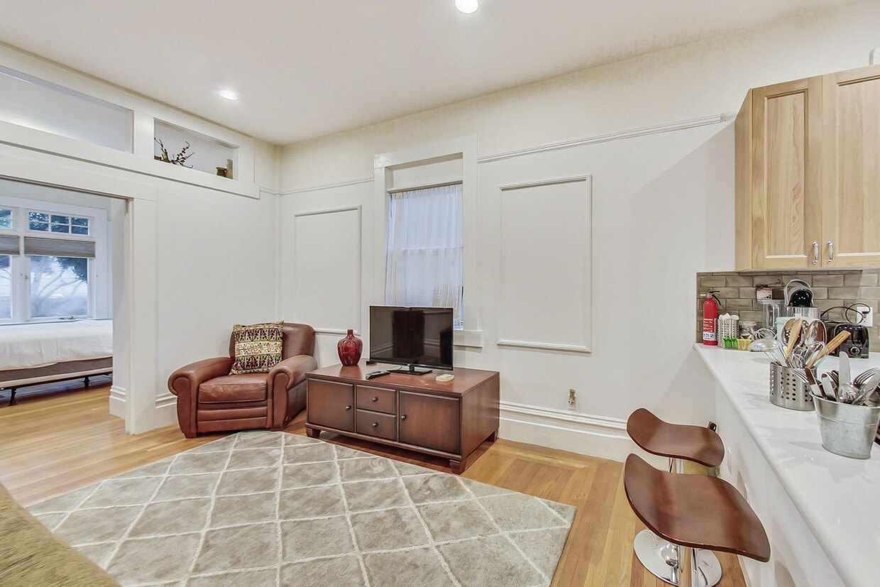 Primary Photo - 2345 Jackson St