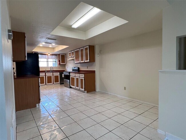 Foto del edificio - 6421 S Briar Bayou Dr