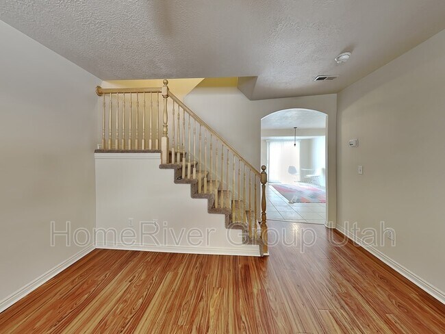 Foto del edificio - 446 E Park Oak Pl