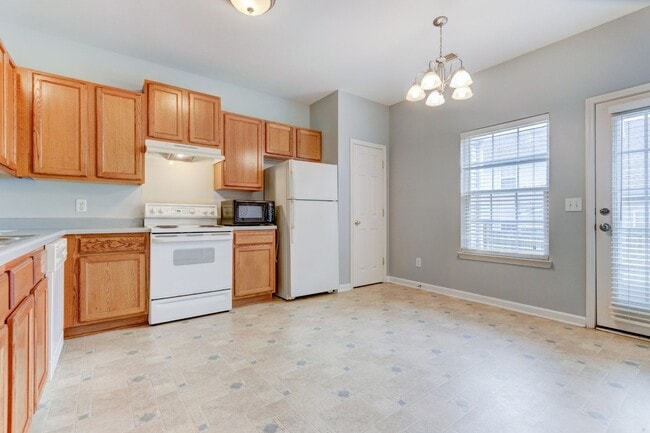 Building Photo - Spotless 2 bedroom townhome in Hardison Hills