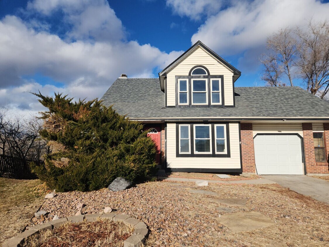 Primary Photo - Updated home on Cul De Sac!