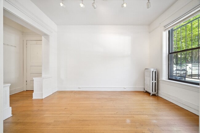 Building Photo - 416 E Roy St