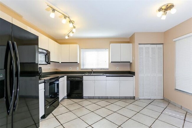 Building Photo - 6135 NW 77th Pl