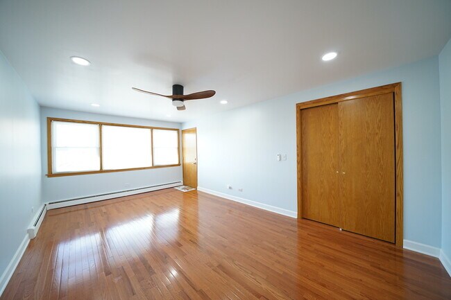 Building Photo - 8548 W Lawrence Ave