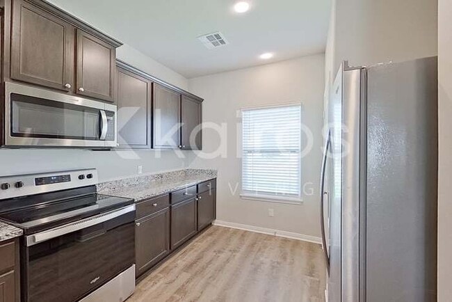Building Photo - 712 St James Pl