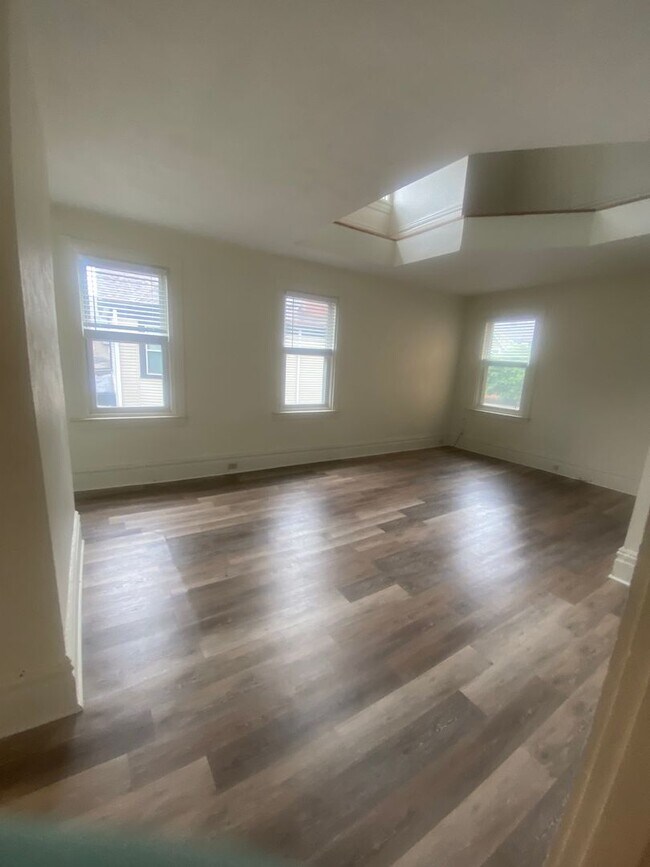 Building Photo - Must see 2 Bed 1 Bath apartment in Bellevue