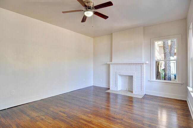 Foto del edificio - Near Southside Downstairs Duplex