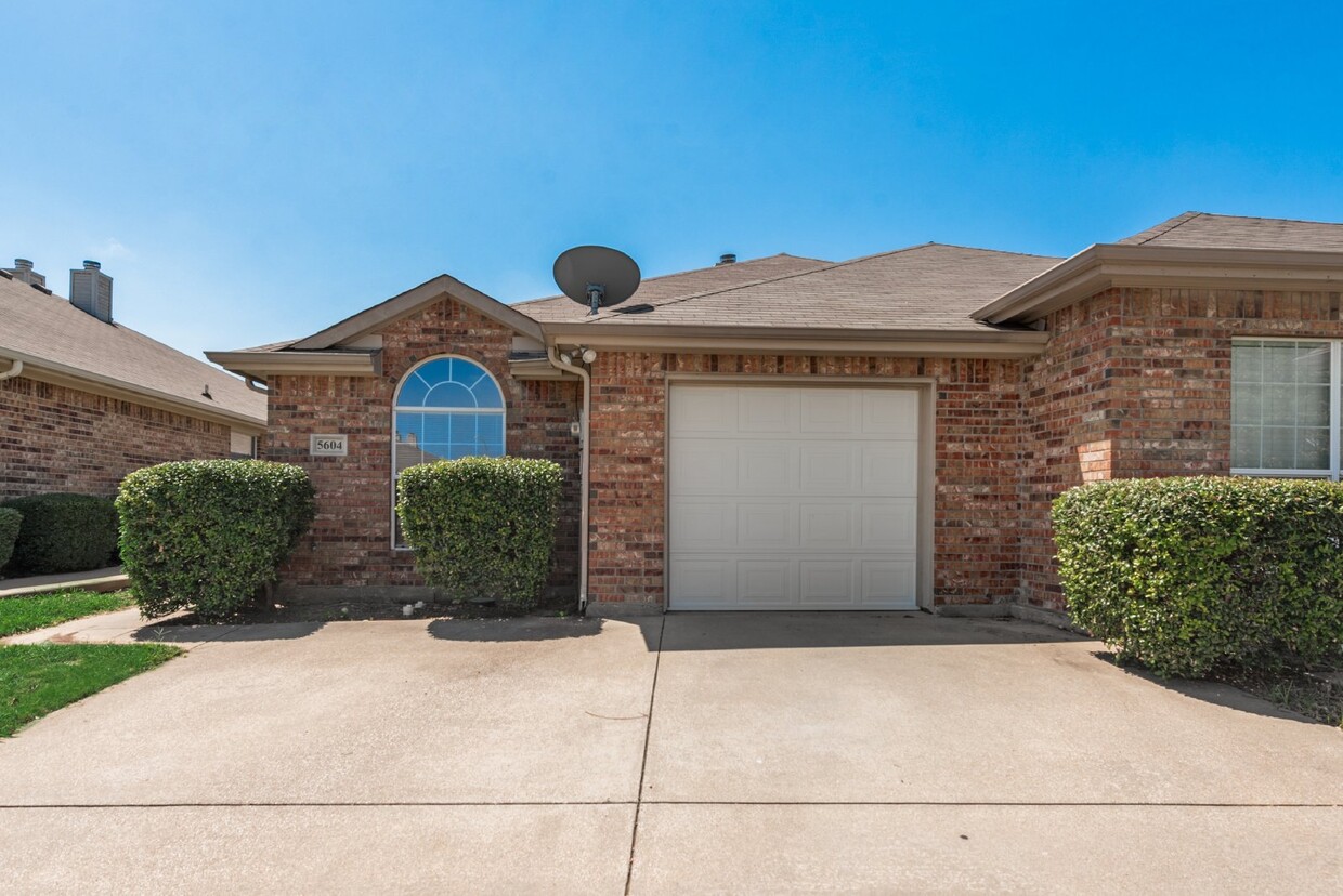 Primary Photo - Attractive Duplex Unit in North Fort Worth