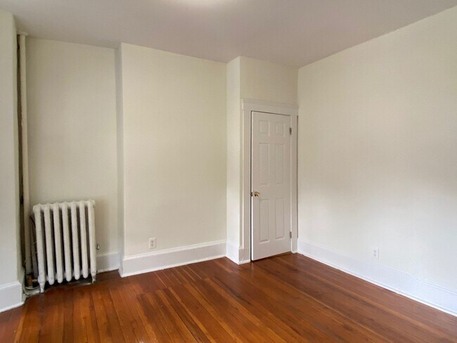 Foto del edificio - Large, sunny 1 bedroom unit located next t...